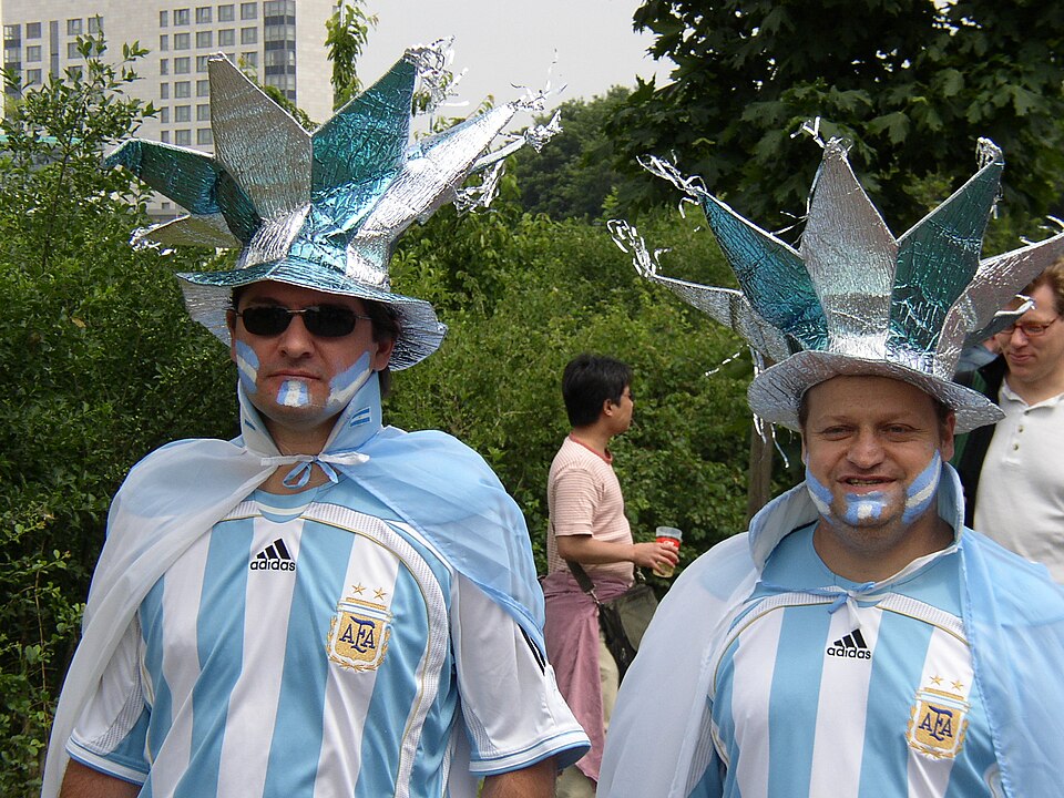 Hinchada argentina alentando en un estadio
