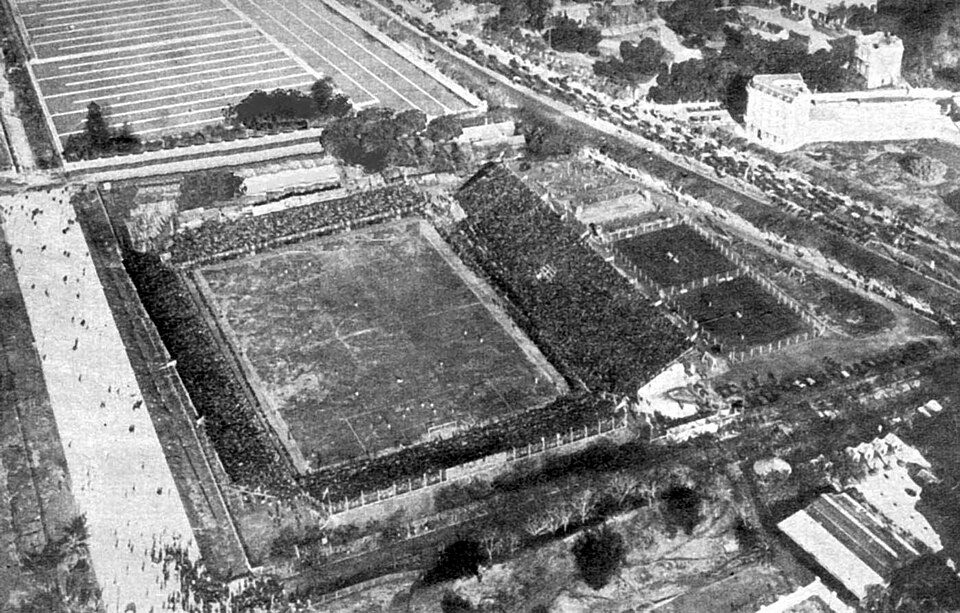 Vista aérea de un estadio argentino durante un partido nocturno