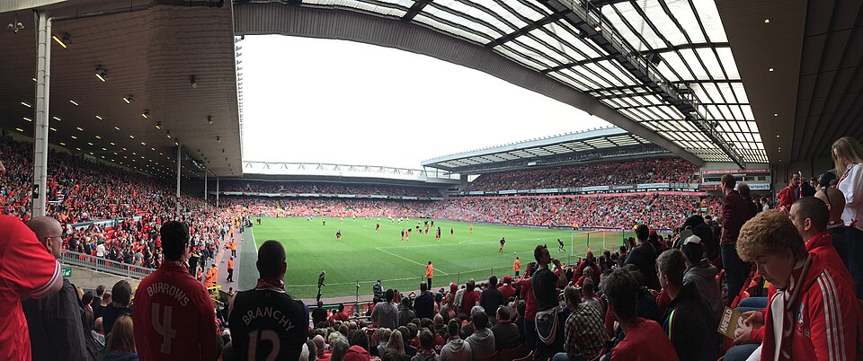 Vista panorámica del estadio de Anfield con banderas rojas